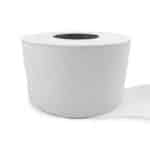 Rollo de papel higiénico blanco sobre fondo blanco.