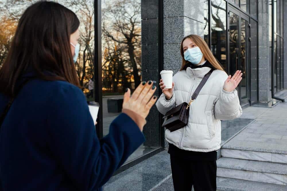 Mascarillas desechables de protección respiratoria sobre una superficie clara
