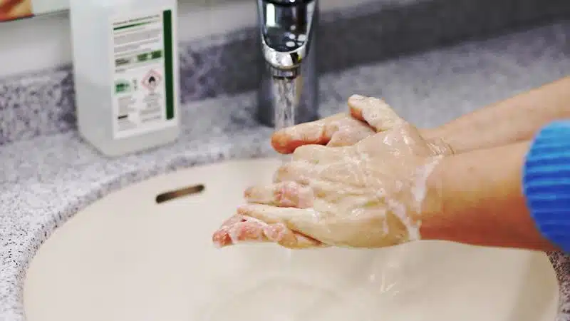 viruela del mono medidas para prevenir lavado de manos alcohol gel